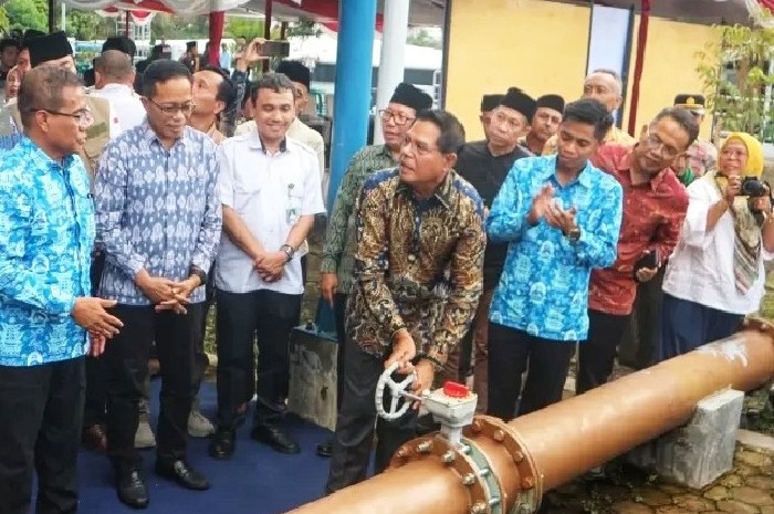 Bupati Lotim H. Haerul Warisin meresmikan operasi IPA SPAM Pantai Selatan dengan membuka keran, Kamis 13 Maret 2025. Turut hadir Sekda H M. Juaini Taofik dan Plt Dirut PDAM Sofyan Hakim. (Foto: Lombokini.com).