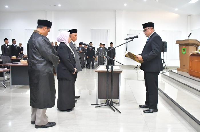 Wakil Bupati KLU Kusmalahadi Syamsuri memimpin pelantikan 18 pejabat hasil rotasi di Aula Kantor Bupati, Rabu 16 Juli 2025. (Foto: Lombokini.com).