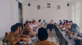Warga Sembalun menuntut regulasi satu pintu pengelolaan wisata Rinjani saat audiensi di DPRD Lombok Timur, Senin 30 Juni 2025. (Foto: Lombokini.com).