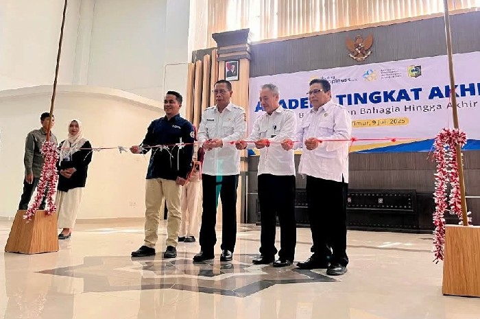 Wakil Bupati Lombok Timur, Edwin Hadiwijaya, Kepala BKKBN NTB, Lalu Makripuddin, Relawan Sharing Happiness dan Yayasan Cahaya untuk Negeri Luncurkan dan Resmikan Sekolah Lansia 