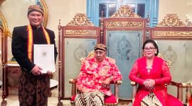 Dr. Teguh Satya Bhakti Terima Gelar Kanjeng Raden Aryo dari Keraton Solo. (Foto: Lombokini.com/Dok. O
Pribadi).
