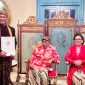 Dr. Teguh Satya Bhakti Terima Gelar Kanjeng Raden Aryo dari Keraton Solo. (Foto: Lombokini.com/Dok. O
Pribadi).
