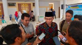 Awak media mewawancarai Wakil Bupati Lombok Timur, Edwin Hadiwijaja, mengenai optimalisasi aplikasi MyPendataan, Kamis 31 Juli 2025. (Foto: Lombokini.com).