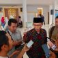 Awak media mewawancarai Wakil Bupati Lombok Timur, Edwin Hadiwijaja, mengenai optimalisasi aplikasi MyPendataan, Kamis 31 Juli 2025. (Foto: Lombokini.com).