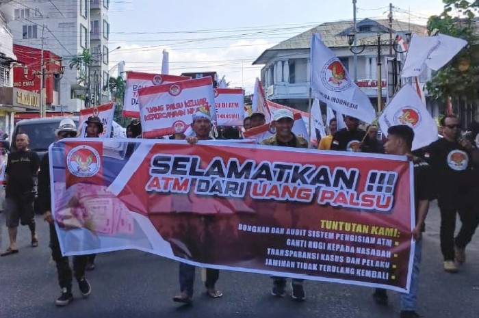 LSM Garuda Tuntut Bank Mandiri Pertanggungjawabkan Dugaan Uang Palsu di ATM. (Foto: Lombokini.com).