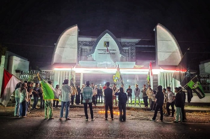 HMI Cabang Selong Gelar Aksi Solidaritas, Suarakan Keresahan Birokrasi dan Demokrasi. (Foto: Lombokini.com).
