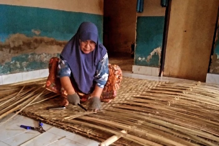 Siti Aminah, perempuan pengerajin anyaman pagar bambu dari Desa Montong Baan (Foto: Lombokini.com/Dok. Hari).
