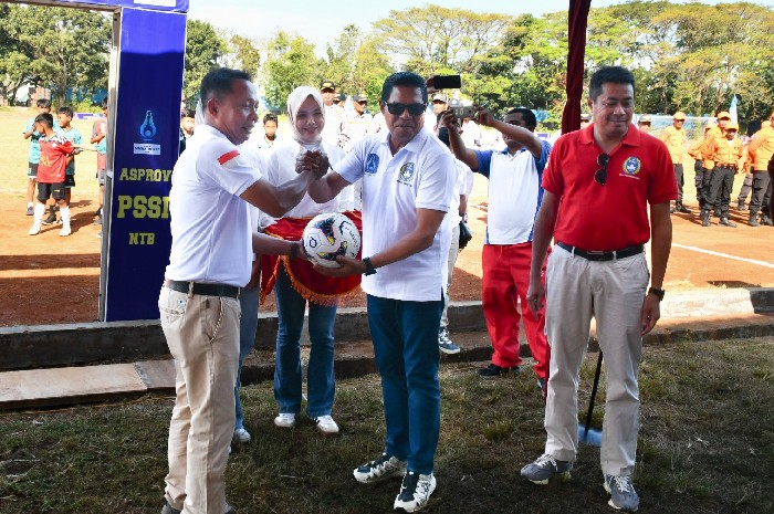Bupati Lombok Timur Resmi Buka Piala Soeratin U-17 Regional NTB. (Foto: Lombokini.com).