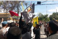 Bendera Jolly Roger 'One Piece' Berkibar di Depan Kantor Bupati Lotim, Simbol Perlawanan Terhadap Kebijakan Iron-Edwin. (Foto: Lombokini.com).