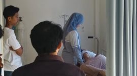 Cici Widia Astuti, mendapat perawatan di Puskesmas Selong sejak Selasa 19 Agustus 2025, setelah diduga keracunan menu Makan Bergizi Gratis. (Foto: Lombokini.com).