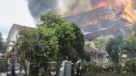 Massa Bakar dan Jarah Gedung DPRD NTB. (Foto: Lombokini.com).