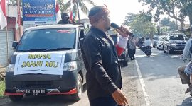 Warga Desa Rumbuk Demo Kades, Tuntut Transparansi Pengelolaan Dana Desa. (Foto: Lombokini.com).