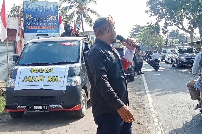 Warga Desa Rumbuk Demo Kades, Tuntut Transparansi Pengelolaan Dana Desa. (Foto: Lombokini.com).