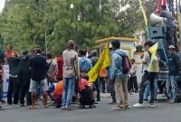 Warga Desa Sekaroh dan PMII berunjuk rasa di depan kantor Bupati Lombok Timur, mendesak tindak tegas terhadap oknum pemdes pelaku pungli sertifikat, Rabu 27 Agustus 2025. (Foto: Lombokini.com).