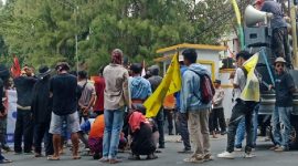 Warga Desa Sekaroh dan PMII berunjuk rasa di depan kantor Bupati Lombok Timur, mendesak tindak tegas terhadap oknum pemdes pelaku pungli sertifikat, Rabu 27 Agustus 2025. (Foto: Lombokini.com).