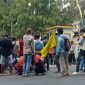 Warga Desa Sekaroh dan PMII berunjuk rasa di depan kantor Bupati Lombok Timur, mendesak tindak tegas terhadap oknum pemdes pelaku pungli sertifikat, Rabu 27 Agustus 2025. (Foto: Lombokini.com).