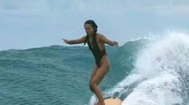 Fanfan, Peselancar China Peringatkan Ancaman Kepadatan Pengunjung di Teluk Ekas. (Foto: Lombokini.com).