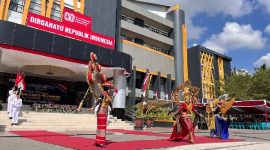 Pemkab Lotim Gelar Fashion Show Tenun, Wabup dan Sekda Tambpil Jadi Model. (Foto: Lombokini.com).