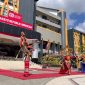 Pemkab Lotim Gelar Fashion Show Tenun, Wabup dan Sekda Tambpil Jadi Model. (Foto: Lombokini.com).