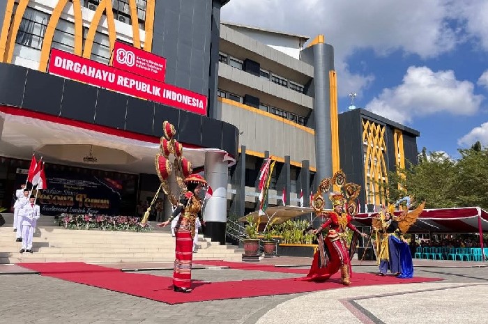 Pemkab Lotim Gelar Fashion Show Tenun, Wabup dan Sekda Tambpil Jadi Model. (Foto: Lombokini.com).