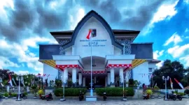 Tampak Depan Gedung DPRD Lombok Timur yang menjadi tempat wakil rakyat diminta mengkaji ulang kenaikan tarif PBB-P2. (Foto: Lombokini.com).