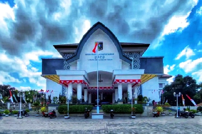 Tampak Depan Gedung DPRD Lombok Timur yang menjadi tempat wakil rakyat diminta mengkaji ulang kenaikan tarif PBB-P2. (Foto: Lombokini.com).