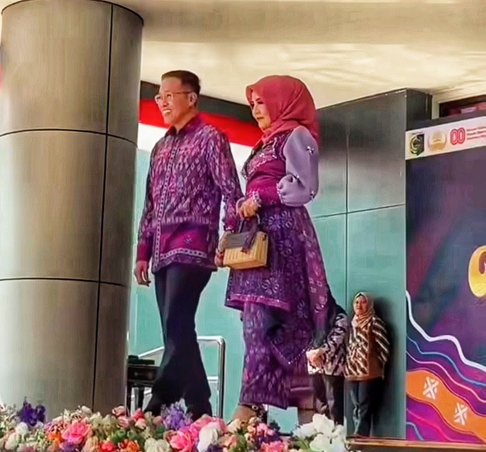 Sekda Lombok Timur H. M. Juaini Taofik bersama istri.