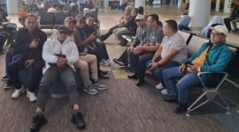 Puluhan Kades Lombok Timur tuntut kejelasan Pilkades, data bansos, dan anggaran desa dengan mendatangi tiga kementerian di Jakarta, Senin 25 Agustus 2025. (Foto: Lombokini.com/Dok. Pribadi).