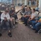 Puluhan Kades Lombok Timur tuntut kejelasan Pilkades, data bansos, dan anggaran desa dengan mendatangi tiga kementerian di Jakarta, Senin 25 Agustus 2025. (Foto: Lombokini.com/Dok. Pribadi).