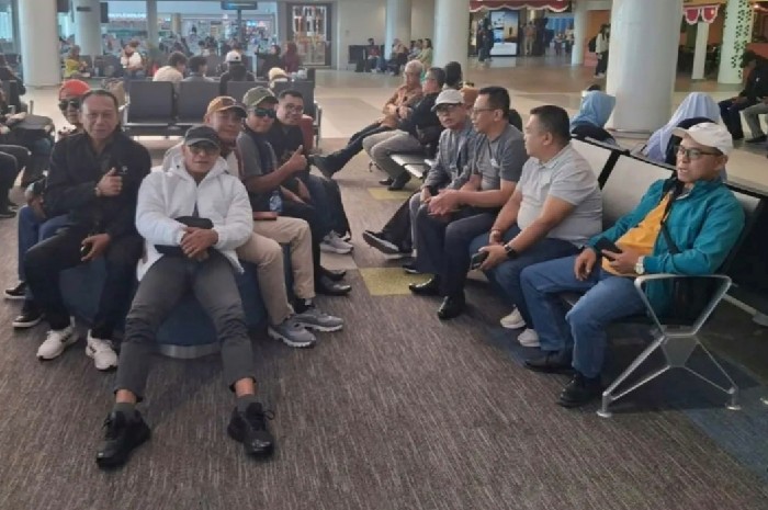 Puluhan Kades Lombok Timur tuntut kejelasan Pilkades, data bansos, dan anggaran desa dengan mendatangi tiga kementerian di Jakarta, Senin 25 Agustus 2025. (Foto: Lombokini.com/Dok. Pribadi).