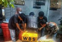 Tim Gabungan BBPOM Mataram memusnahkan kosmetik berbahaya di Lombok Timur. (Foto: Lombokini.com/BBPOM Mataram).