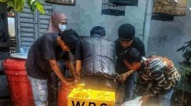 Tim Gabungan BBPOM Mataram memusnahkan kosmetik berbahaya di Lombok Timur. (Foto: Lombokini.com/BBPOM Mataram).