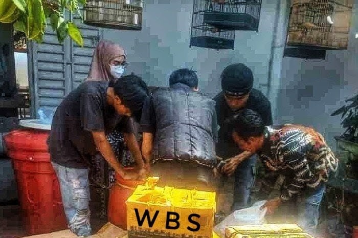 Tim Gabungan BBPOM Mataram memusnahkan kosmetik berbahaya di Lombok Timur. (Foto: Lombokini.com/BBPOM Mataram).