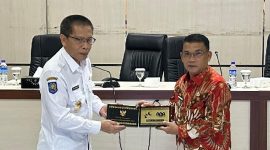Bupati Musi Rawas Utara, H. Devi Suhartoni, dan Wakil Bupati Lombok Timur, H. Moh. Edwin Hadiwijaya, saling menyerahkan cinderamata usai membahas kerja sama bidang pertanian di ruang rapat kantur Bupati Lombok Timur, Rabu 27 Agustus 2025. (Foto: Lombokini.com).
