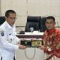 Bupati Musi Rawas Utara, H. Devi Suhartoni, dan Wakil Bupati Lombok Timur, H. Moh. Edwin Hadiwijaya, saling menyerahkan cinderamata usai membahas kerja sama bidang pertanian di ruang rapat kantur Bupati Lombok Timur, Rabu 27 Agustus 2025. (Foto: Lombokini.com).
