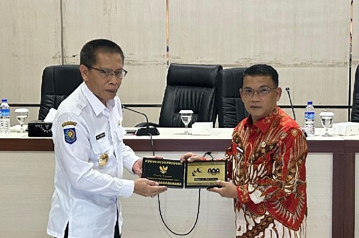 Bupati Musi Rawas Utara, H. Devi Suhartoni, dan Wakil Bupati Lombok Timur, H. Moh. Edwin Hadiwijaya, saling menyerahkan cinderamata usai membahas kerja sama bidang pertanian di ruang rapat kantur Bupati Lombok Timur, Rabu 27 Agustus 2025. (Foto: Lombokini.com).
