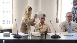 Ibu Sultini menyampaikan kesaksiannya tentang pelelangan rumah tanpa pemberitahuan dalam hearing Komisi III DPRD Lombok Timur, Senin 25 Agustus 2025. (Foto: Lombokini.com).