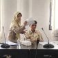 Ibu Sultini menyampaikan kesaksiannya tentang pelelangan rumah tanpa pemberitahuan dalam hearing Komisi III DPRD Lombok Timur, Senin 25 Agustus 2025. (Foto: Lombokini.com).