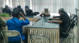 Dinas PMD Lombok Timur Gelar Sidang Klarifikasi Dugana Pungli di Desa Sekaroh. (Foto: Lombokini.com).