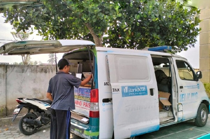 Mobil layanan Samsat keliling memudahkan warga mengurus pajak kendaraan dalam program keringanan yang berhasil mendongkrak penerimaan hingga 15 persen. (Foto: Lombokini.com).

