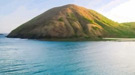 Turis Asing Sebut Pantai Mawun Lombok Lebih Menarik dari Bali. (Foto: Lombokini.com).