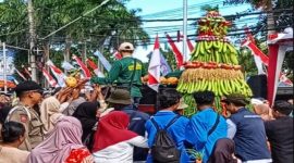 Pawai HUT RI ke 80: Dinas Pertanian Lombok Timur Arak dan Bagikan Hasil Pertanian Gratis. (Foto: Lombokini.com).