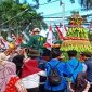 Pawai HUT RI ke 80: Dinas Pertanian Lombok Timur Arak dan Bagikan Hasil Pertanian Gratis. (Foto: Lombokini.com).