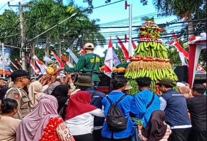Pawai HUT RI ke 80: Dinas Pertanian Lombok Timur Arak dan Bagikan Hasil Pertanian Gratis. (Foto: Lombokini.com).