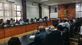 Bupati Lombok Timur Hairul Warisin memimpin pertemuan dengan pengusaha tembakau membahas harga anjlok di Ruang Rapat Utama Kantor Bupati, Rabu 27 Agustus 2025. (Foto: Lombokini.com).
