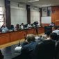 Bupati Lombok Timur Hairul Warisin memimpin pertemuan dengan pengusaha tembakau membahas harga anjlok di Ruang Rapat Utama Kantor Bupati, Rabu 27 Agustus 2025. (Foto: Lombokini.com).