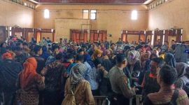 Para peserta memadati Gedung Wanita untuk mendaftar Napak Tilas Lotim Smart via barcode, Kamis 28 Agustus 2025. Dispora Lotim menggelar acara ini dalam rangka HUT RI ke-80. (Foto: Lombokini.com).