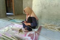 Perempuan pengerajin anyaman pagar bambu di Kecamatan Sikur. (Foto: Lombokini.com/Harianto).