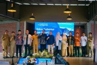 Gubernur NTB dan para Bupati/Wali Kota se-NTB berpose bersama usai memimpin rapat koordinasi program prioritas daerah. (Foto: Lombokini.com).