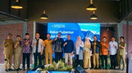 Gubernur NTB dan para Bupati/Wali Kota se-NTB berpose bersama usai memimpin rapat koordinasi program prioritas daerah. (Foto: Lombokini.com).